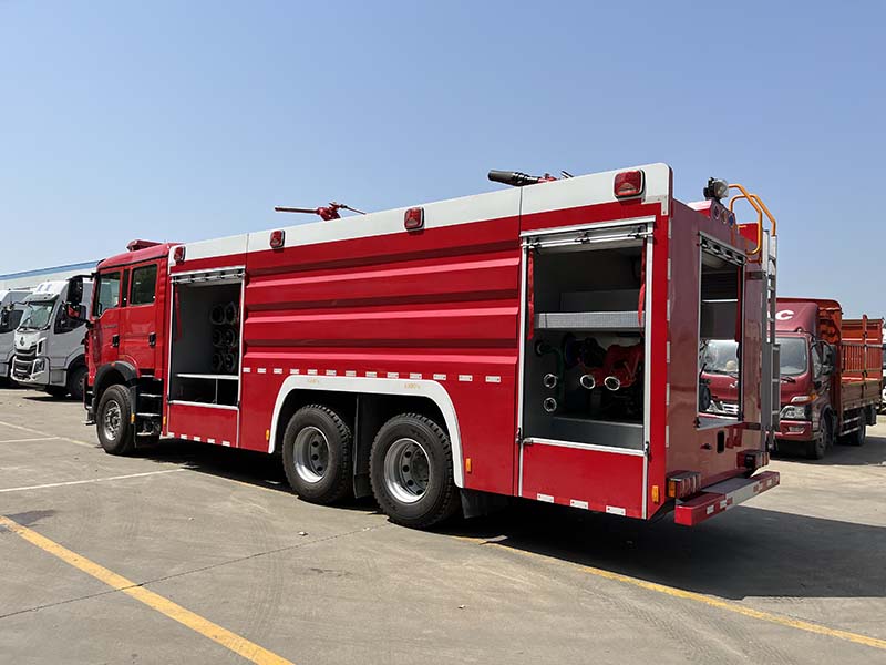 豪沃11噸干粉泡沫聯(lián)用消防車(chē)