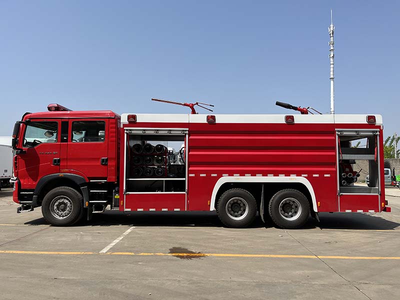 豪沃11噸干粉泡沫聯(lián)用消防車(chē)