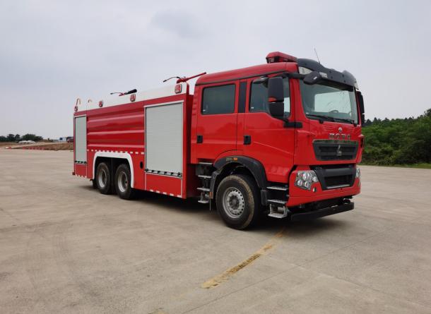 豪沃11噸干粉泡沫聯(lián)用消防車(chē)